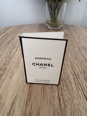 CHANEL Gardénia Sample Card - Cream & Black Trim